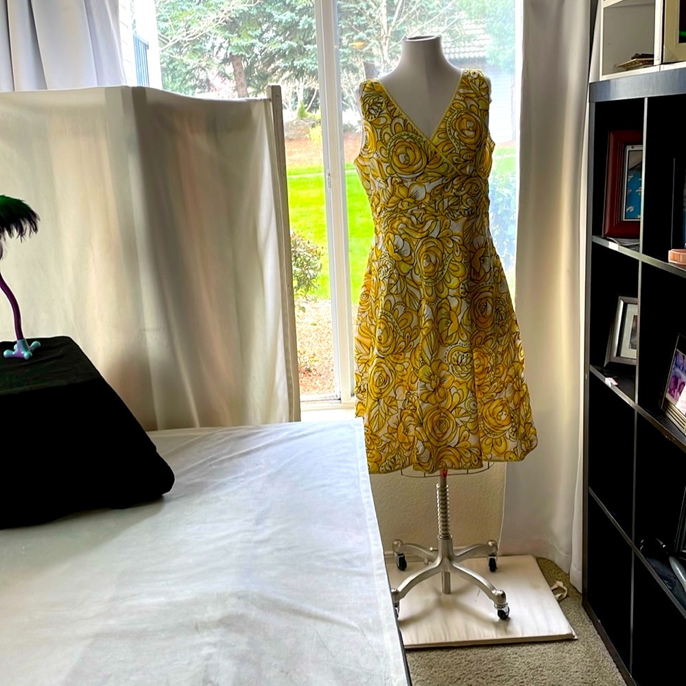 Women’s GNW DRESS Yellow Floral Pattern, Size 14 Zip Up, Very Comfortable